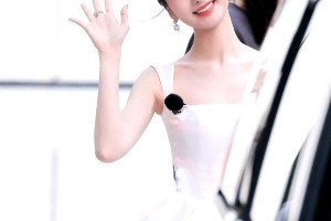 36岁毛晓彤甜美如少女，李一桐优雅惊艳亮相