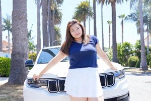 女篮新星刘禹彤写真照惊艳，展现健康美与时尚魅力