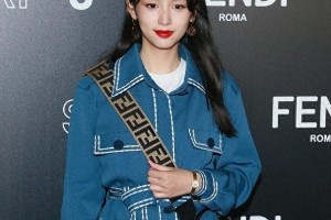 周也牛仔穿搭技巧：睡衣风与甜美造型解析