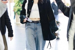 宋妍霏黑色外套+露脐装穿搭，时髦摩登