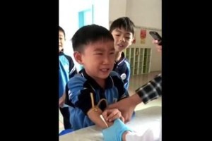 勇敢小男孩抽血视频走红 网友赞其懂事又可爱